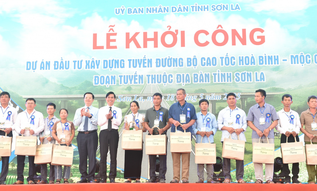 Phó Thủ tướng tặng quà các hộ dân, gia đình tiêu biểu - Ảnh: VGP/Giang Thanh