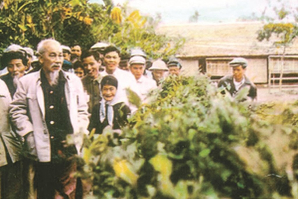Bác vẫn cùng chúng cháu hành quân