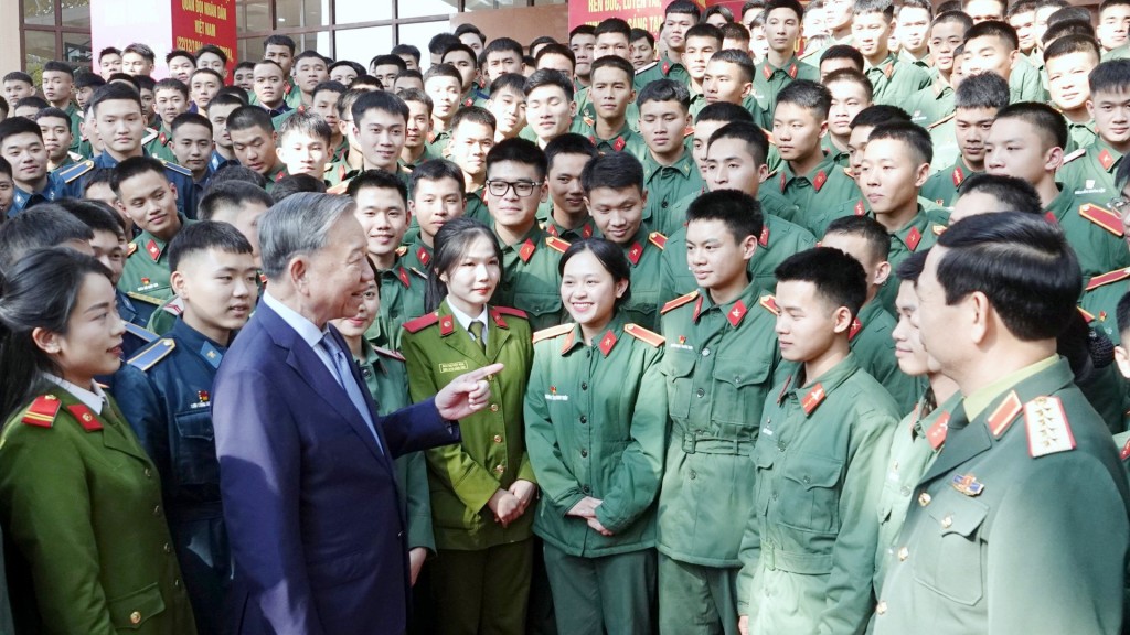 Bác vẫn cùng chúng cháu hành quân