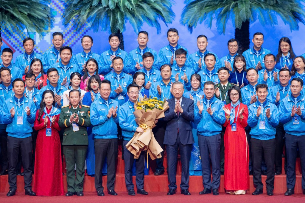 Bác vẫn cùng chúng cháu hành quân