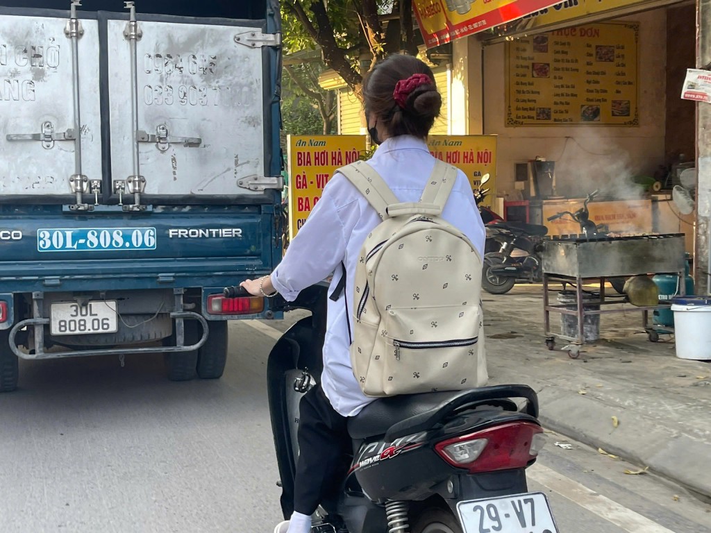 Không khó để bắt gặp những học sinh chưa đủ 18 tuổi điều khiển xe máy trên 50cc, không mũ bảo hiểm, không bằng lái. (Hình ảnh ghi nhận tại Hoài Đức, Hà Nội)