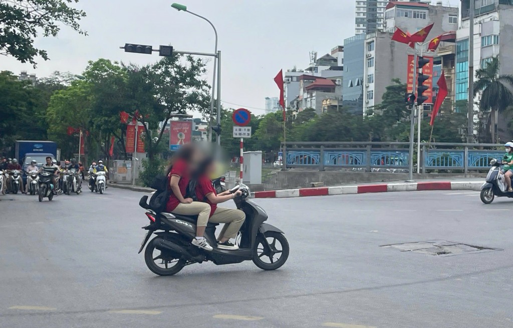 Học sinh chưa đủ tuổi điều khiển xe máy không chỉ là vấn đề vi phạm pháp luật mà còn là một nguy cơ tiềm ẩn về an toàn tính mạng