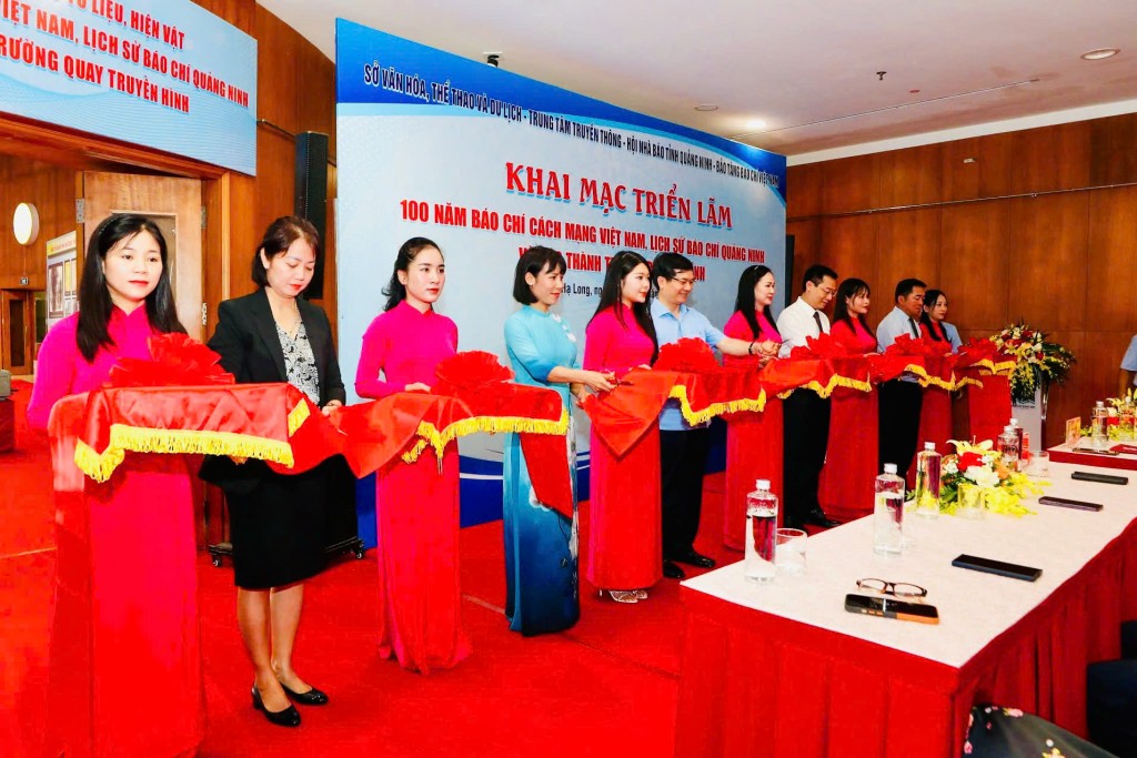 Các đại biểu cắt băng khai mạc Triển lãm.