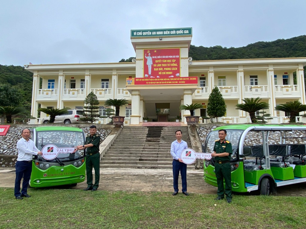 Đại diện Ngân hàng Nông nghiệp và Phát triển nông thôn Quảng Ninh bàn giao 2 chiếc xe điện cho Đồn Biên phòng đảo Trần và Tiểu đoàn đảo Trần.