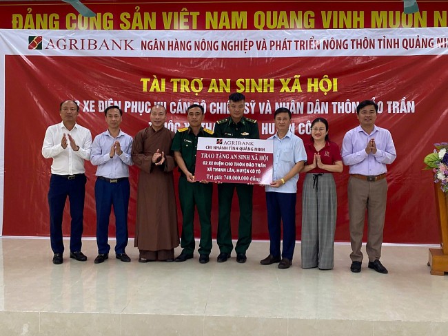 Agribank Quảng Ninh trao tặng xe điện cho quân, dân đảo Trần
