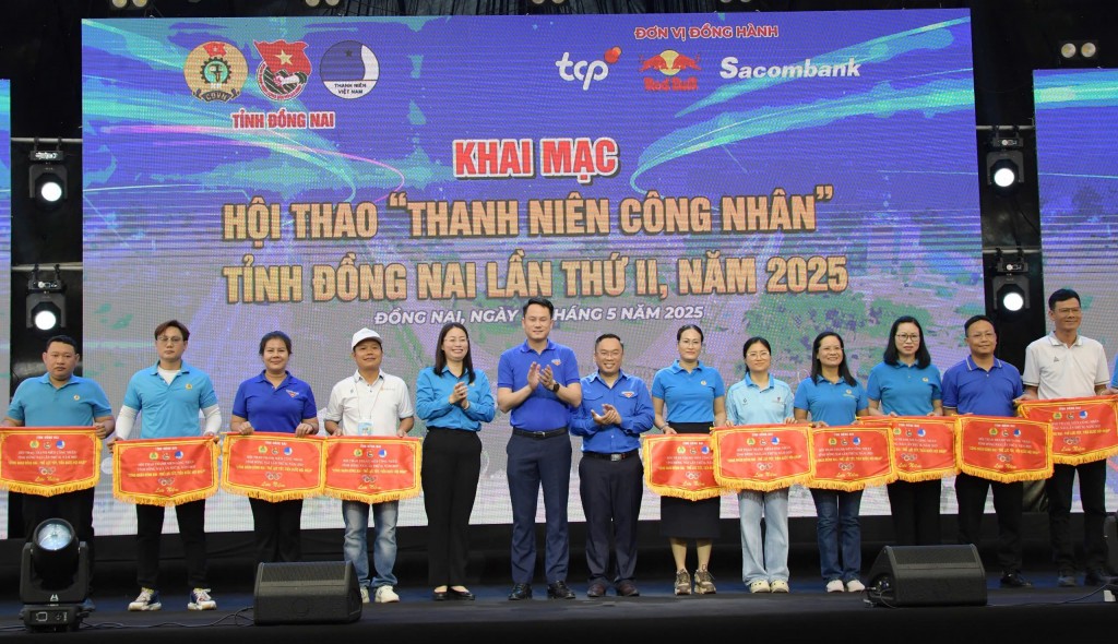 trao cờ lưu niệm tới đại diện các đơn vị tham gia