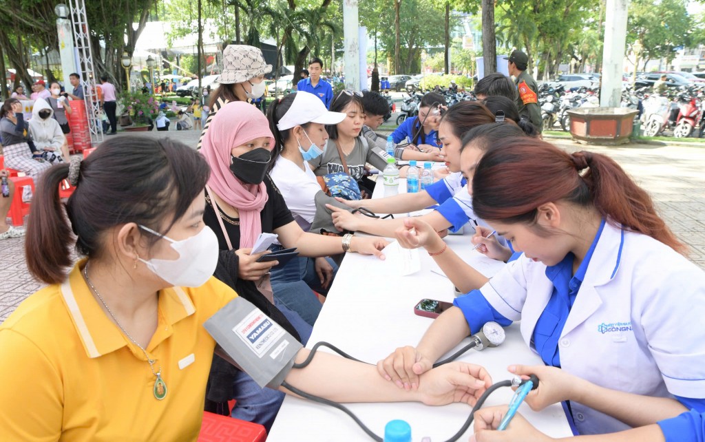 Thanh niên công nhân được khám bệnh miễn phí