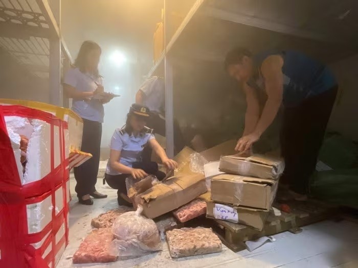 Lực lượng chức năng phát hiện 2.141 kg thực phẩm gồm: mỡ lợn, mực ống, ruốc gà, vụn cá… không rõ nguồn gốc, xuất xứ.
