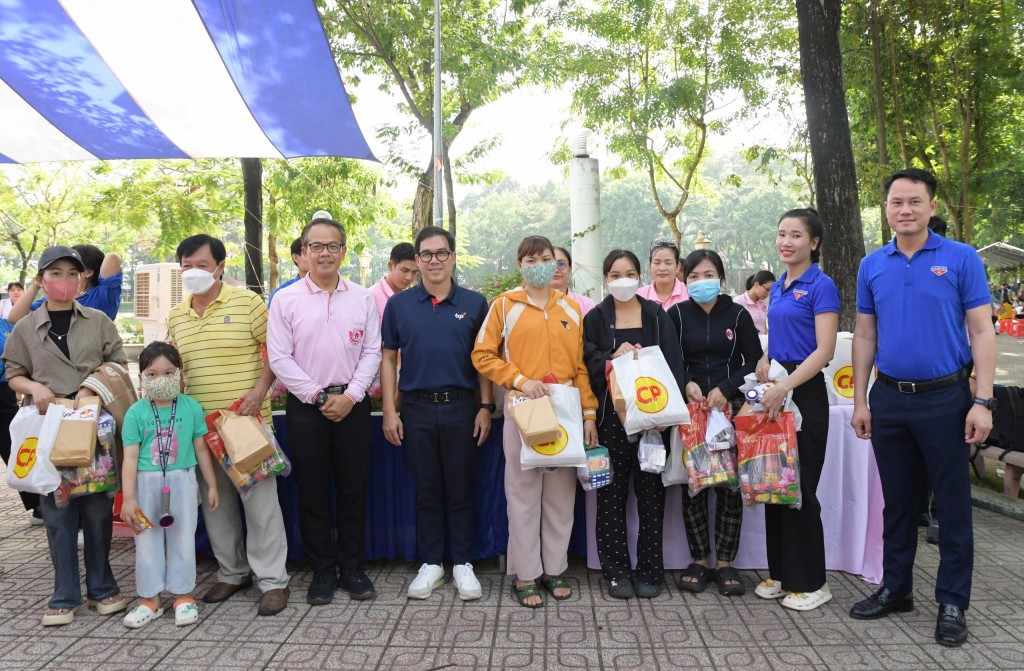 Anh Nguyễn Kim Quy, Ủy viên Ban Thường vụ Trung ương Đoàn, Phó Chủ tịch Thường trực Trung ương Hội LHTN Việt Nam và đại diện doanh nghiệp đồng hành trao quà tới thanh niên công nhân