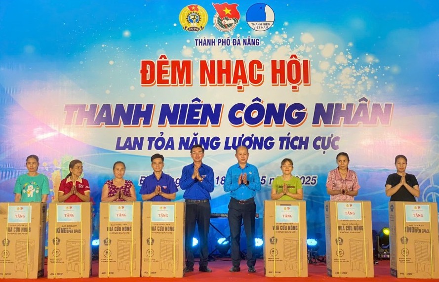 Đà Nẵng: Trao 200 suất quà cho thanh niên công nhân khó khăn