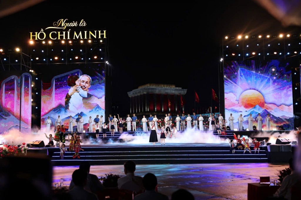 Các tiết mục đặc sắc tại chương trình khiến khán giả xúc động, tự hào và thêm kính yêu vị cha già dân tộc