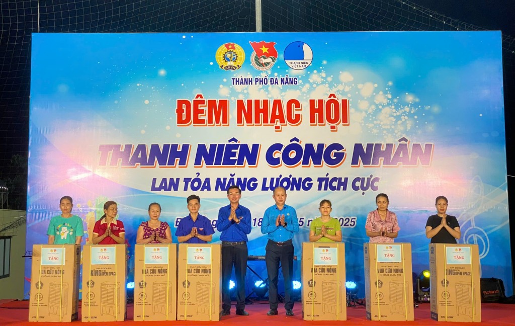 Thành đoàn Đà Nẵng và Liên đoàn Lao động thành phố trao tặng 10 quạt hơi nước cho thanh niên công nhân có hoàn cảnh khó khăn