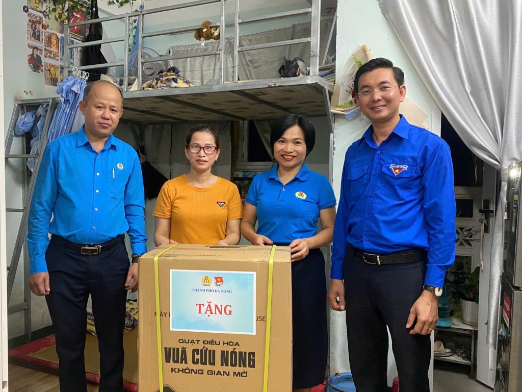 Các phần quà khích lệ công nhân lao động sáng tạo, vượt khó vươn lên