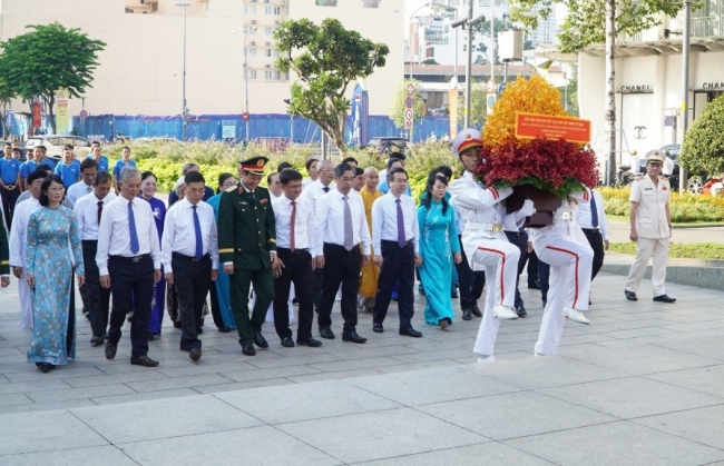 Đoàn lãnh đạo TP Hồ Chí Minh dâng hoa tưởng nhớ Bác