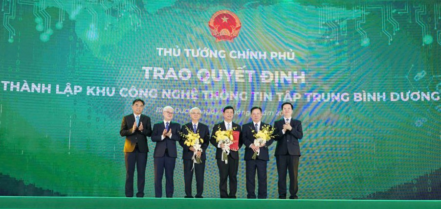Phó Thủ tướng Chính phủ Mai Văn Chính trao Quyết định của Thủ tướng Chính phủ thành lập khu công nghệ thông tin tập trung Bình Dương cho lãnh đạo tỉnh