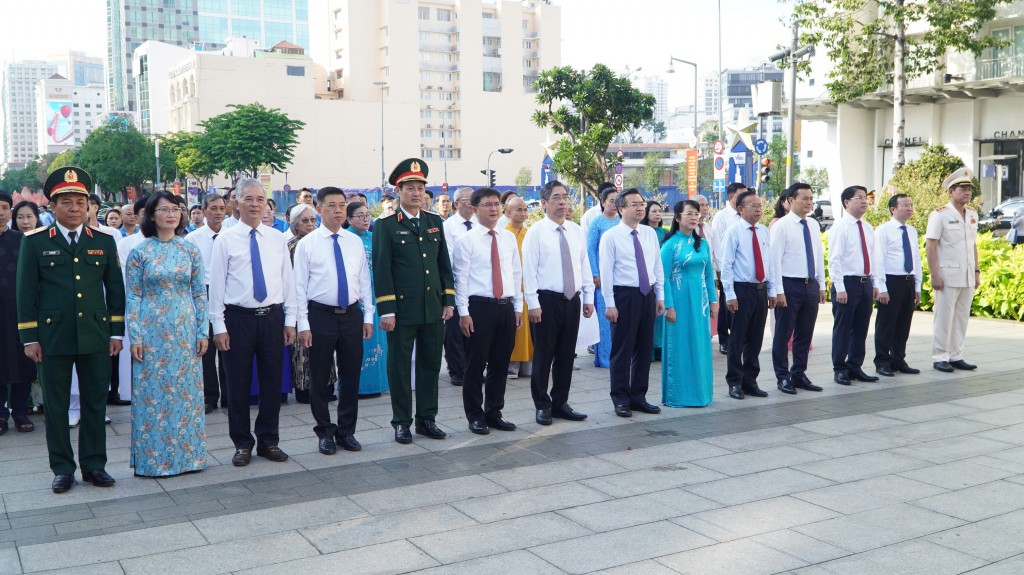 Lãnh đạo TP Hồ Chí Minh dâng hoa tưởng nhớ Chủ tịch Hồ Chí Minh