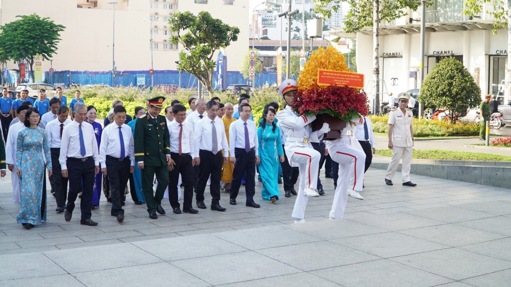 Đoàn đại biểu lãnh đạo TP Hồ Chí Minh dâng hoa tượng đài Chủ tịch Hồ Chí Minh tại phố đi bộ Nguyễn Huệ