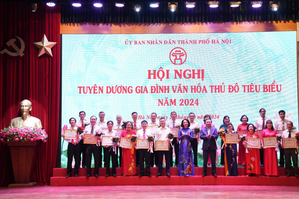 Lãnh đạo thành phố Hà Nội trao Bằng khen tặng đại diện các Gia đình văn hóa Thủ đô tiêu biểu (Ảnh: Quang Tấn)