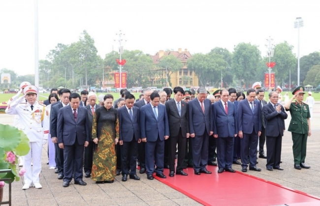 Các đồng chí lãnh đạo Đảng, Nhà nước vào Lăng viếng Chủ tịch Hồ Chí Minh