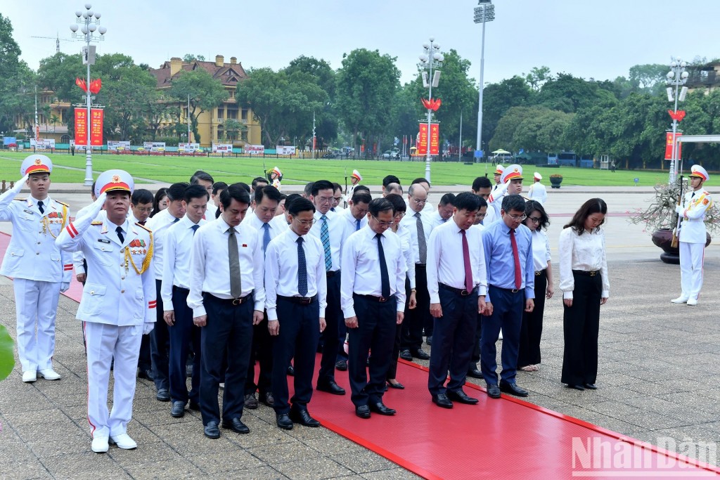 [Ảnh] Các đồng chí lãnh đạo Đảng, Nhà nước vào Lăng viếng Chủ tịch Hồ Chí Minh