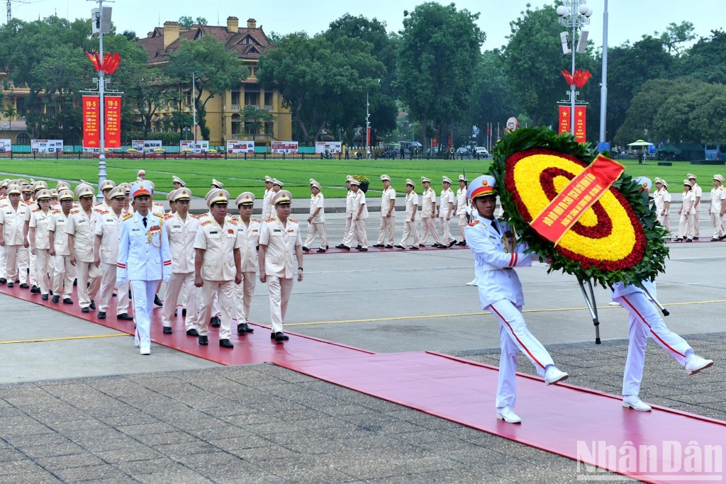 [Ảnh] Các đồng chí lãnh đạo Đảng, Nhà nước vào Lăng viếng Chủ tịch Hồ Chí Minh