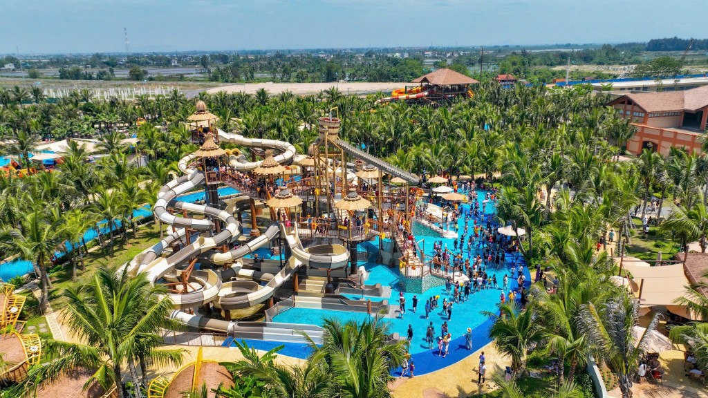   Công viên nước Sầm Sơn thu hút phục vụ hơn 19.000 lượt khách chỉ trong 5 ngày nghỉ lễ 30/4-1/5