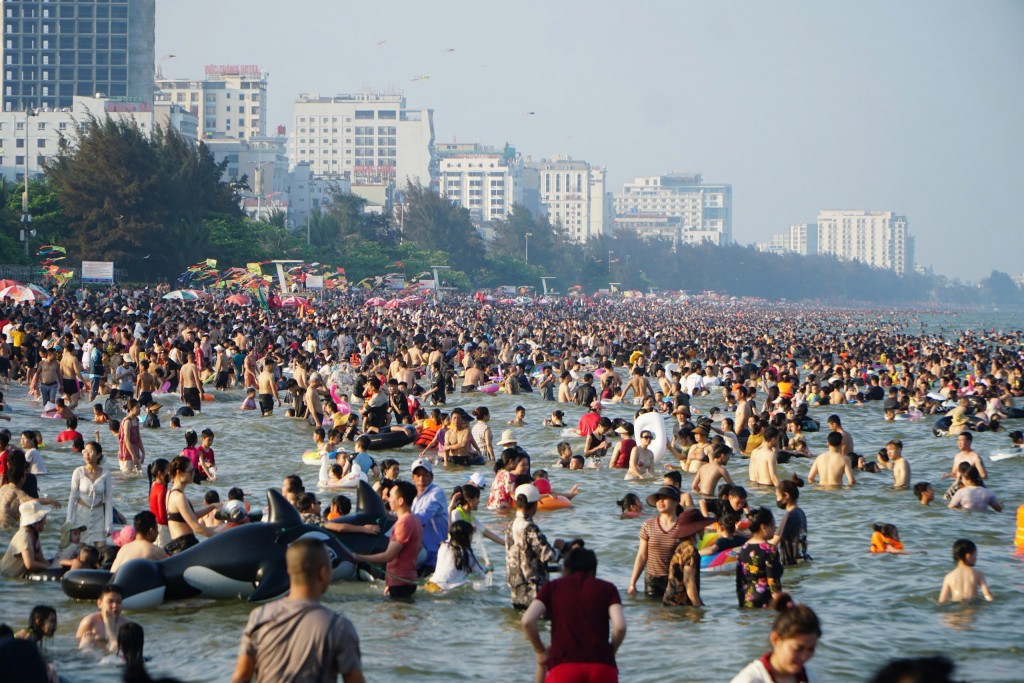 Bãi biển Sầm Sơn luôn là nơi “hút” lượng lớn du khách vào dịp hè