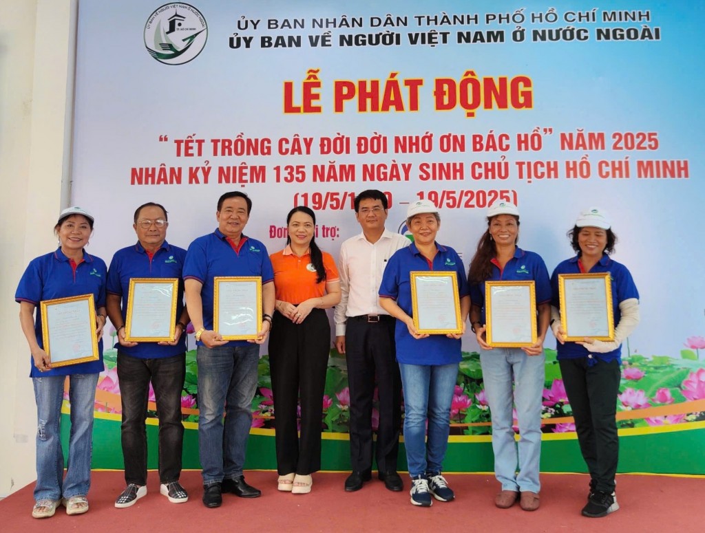 Bà Vũ Thị Huỳnh Mai, Chủ nhiệm Ủy ban về người Việt Nam ở nước ngoài TP Hồ Chí Minh và bà Lê Như Hải Long, Phó Chủ tịch UBND huyện Bình Chánh trao giấy chứng nhận trồng cây cho kiều bào