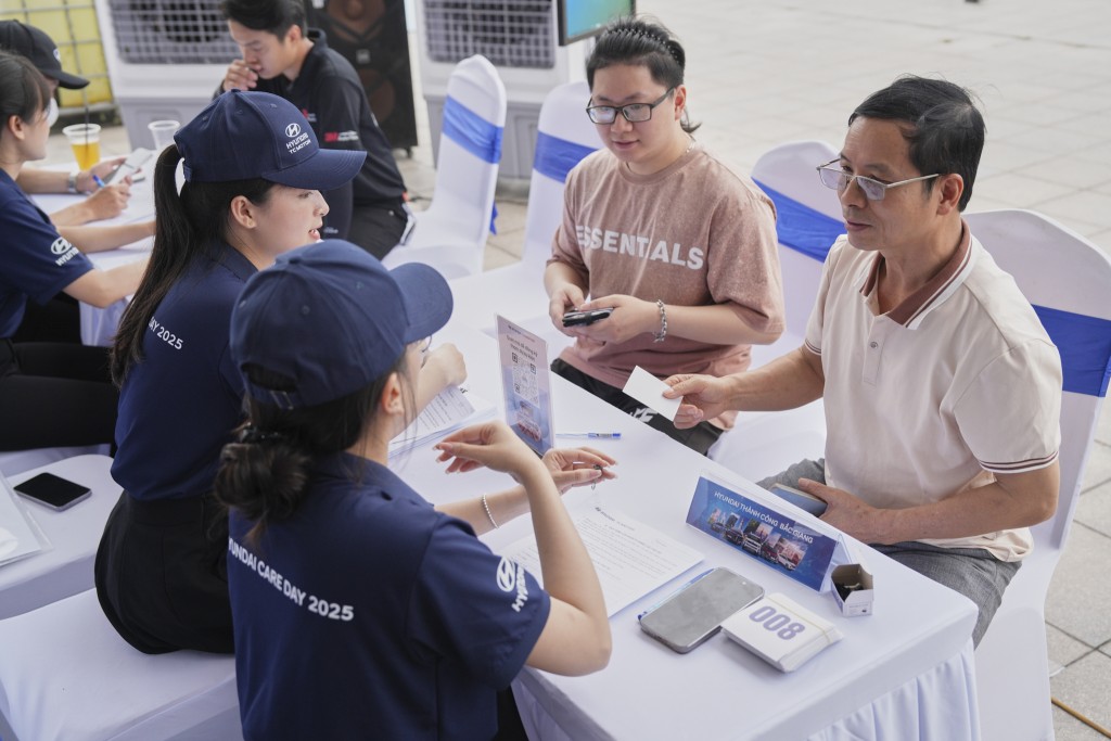 Ngoài được chăm sóc xe, KH đến sự kiện Hyundai Care Day sẽ được tham gia các buổi Talk Show hữu ích, như hướng dẫn xử lý sơ cứu người bị TNGT và các chủ đề hữu ích khác Ngoài được chăm sóc xe, KH đến sự kiện Hyundai Care Day sẽ được tham gia các buổi Talk Show hữu ích, như hướng dẫn xử lý sơ cứu người bị TNGT và các chủ đề hữu ích khác