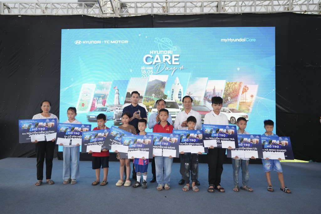 Ông Ngô Tiến Đạt - Phó TGĐ Hyundai Thành Công Việt Nam và các đại diện trao quà cho các em có hoàn cảnh gia đình khó khăn tại Bắc Giang Ông Ngô Tiến Đạt - Phó TGĐ Hyundai Thành Công Việt Nam và các đại diện trao quà cho các em có hoàn cảnh gia đình khó khăn tại Bắc Giang