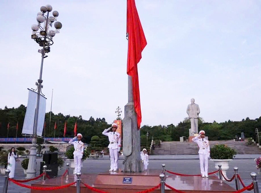Lễ chào cờ trang nghiêm tại Quảng trường Hồ Chí Minh (thành phố Vinh, Nghệ An).