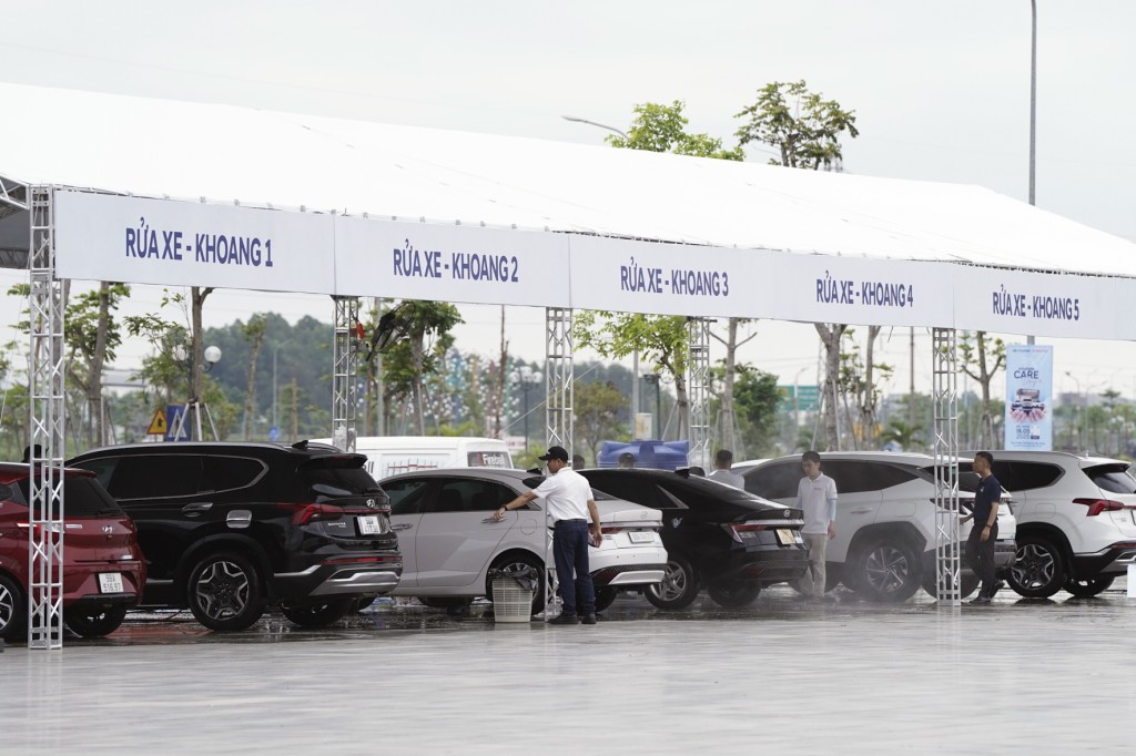 Xe của khách Hyundai trong khu vực kiểm tra, chăm sóc kỹ càng trước khi trả về chủ nhân Xe của khách Hyundai trong khu vực kiểm tra, chăm sóc kỹ càng trước khi trả về chủ nhân
