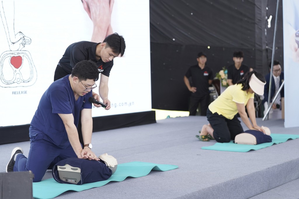 Chuyên gia tại sự kiện Hyundai Care Day hướng dẫn khách tham dự ép tim cấp cứu trong trường hợp cấp cứu ngừng tuần hoàn hô hấp Chuyên gia tại sự kiện Hyundai Care Day hướng dẫn khách tham dự ép tim cấp cứu trong trường hợp cấp cứu ngừng tuần hoàn hô hấp