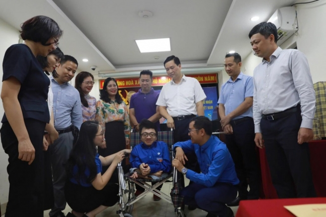 Chàng trai xương thủy tinh và món bánh rán đường phố