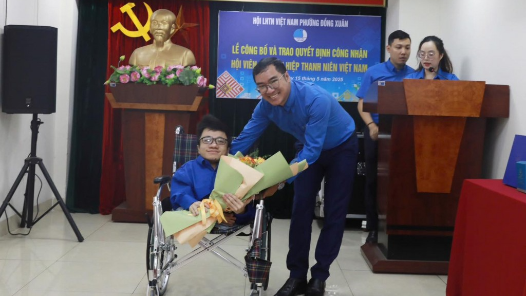 Chàng trai xương thủy tinh và món bánh rán đường phố