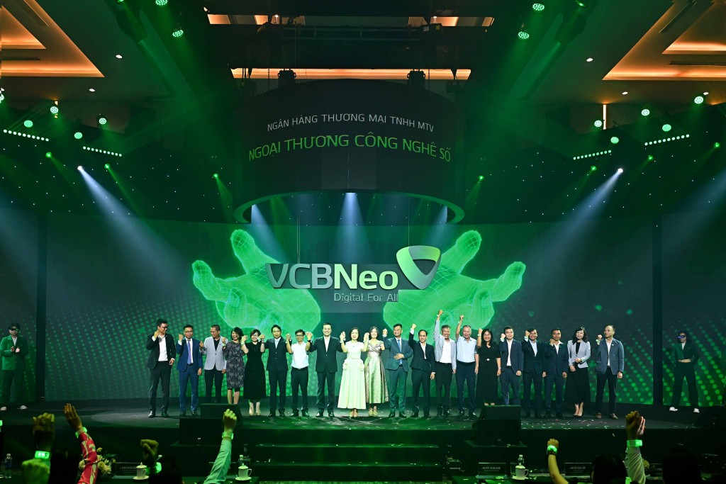 Các đại biểu và khách mời chụp hình lưu niệm và cùng tương tác, trải nghiệm những dấu ấn công nghệ số tại sự kiện