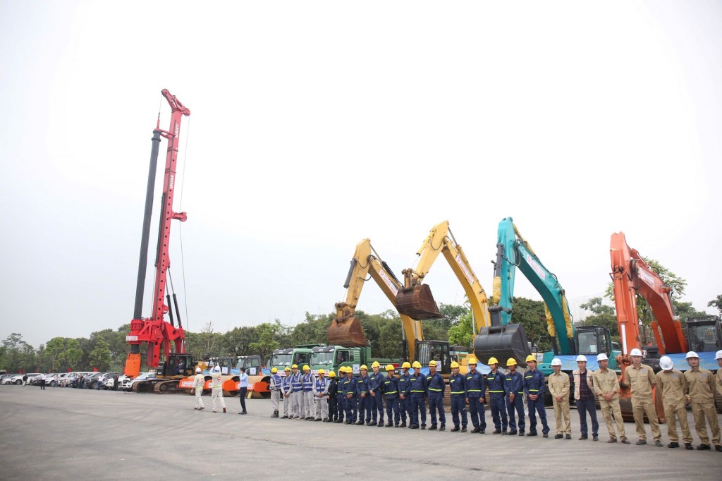 Các nhà thầu thi công dự án cầu Tứ Liên. Ảnh: Viết Thành