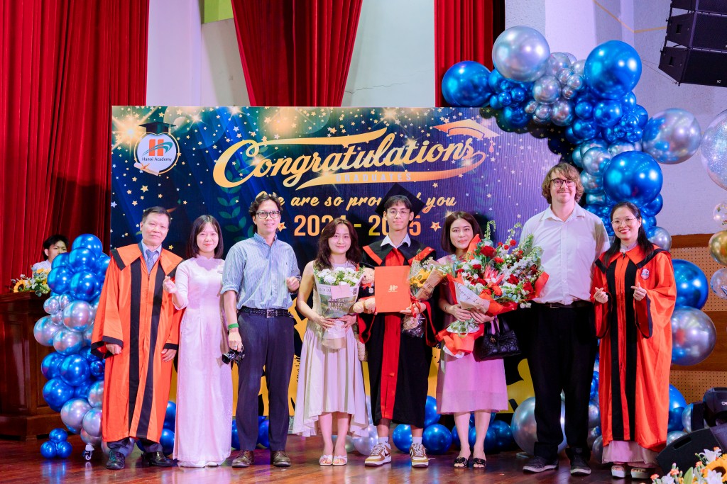 Lễ trưởng thành - cột mốc đầy xúc động đánh dấu sự trưởng thành của các cô cậu học trò với sự hiện diện đầy ý nghĩa của gia đình và thầy cô.