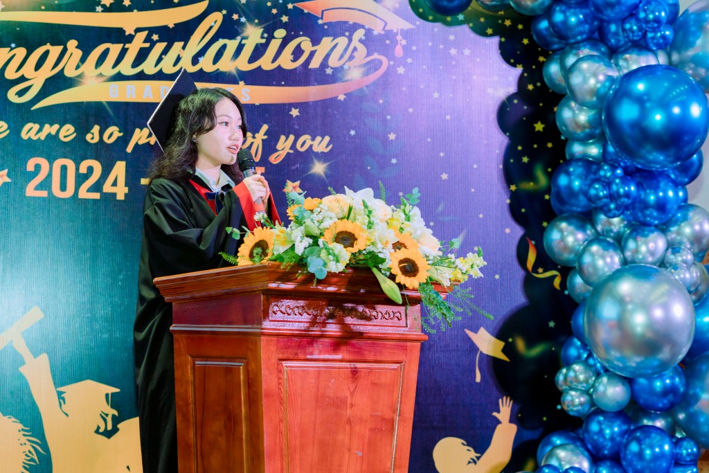 Học sinh Vũ Thanh Hương phát biểu tri ân trong buổi lễ là một trong rất nhiều bạn đã nhận học bổng xuất sắc từ nhiều trường Đại học Quốc tế. Học bổng 20% University of Amsterdam ngành Acturial Science và 5 trường Đại học Mỹ: Clark (128K$), Bentley (112K$), Fordham (70K$), RIT (108K$), Marymount Manhattan (88K$) ngành Finance.