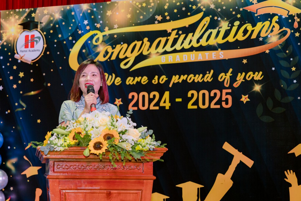 chị Nguyễn Thị Ban - đại diện PHHS nhà trường phát biểu tại buổi lễ