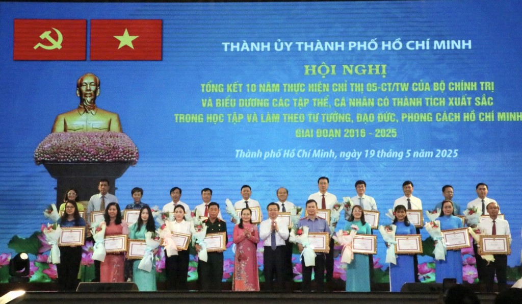 Phó Bí thư Thường trực Thành ủy thành phố Hồ Chí Minh Nguyễn Thanh Nghị và Chủ tịch HĐND thành phố Hồ Chí Minh Nguyễn Thị Lệ biểu dương các tập thể, cá nhân.
