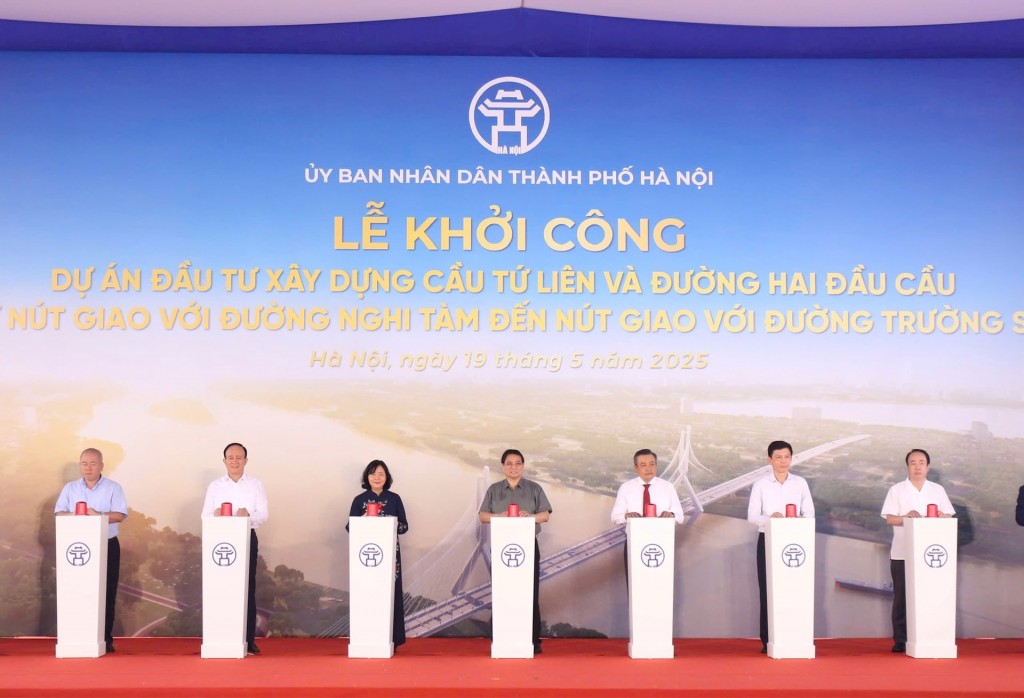 Các đại biểu thực hiện nghi thức khởi công. Ảnh: Viết Thành