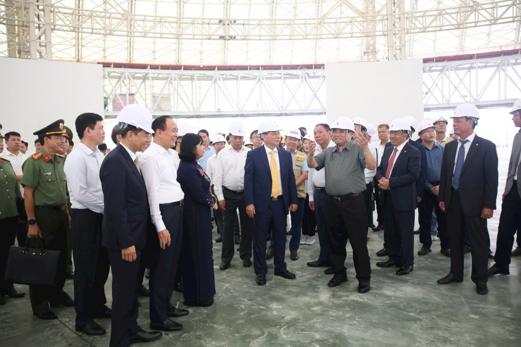 Thủ tướng cùng các đại biểu tham quan dự án xây dựng Trung tâm Trung tâm Hội chợ Triển lãm Quốc gia. Ảnh: Viết Thành