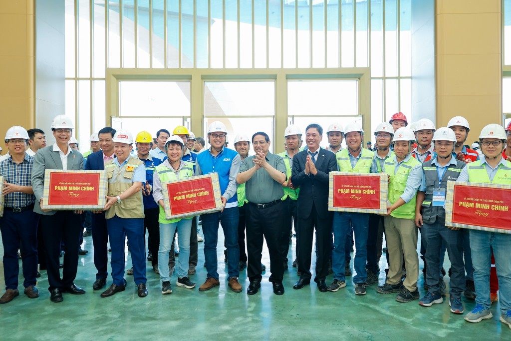 Thủ tướng tặng quà cán bộ, công nhân thi công trên công trường - Ảnh: VGP/Nhật Bắc