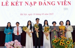 Phút xúc động của học sinh được kết nạp Đảng trong ngày sinh nhật Bác