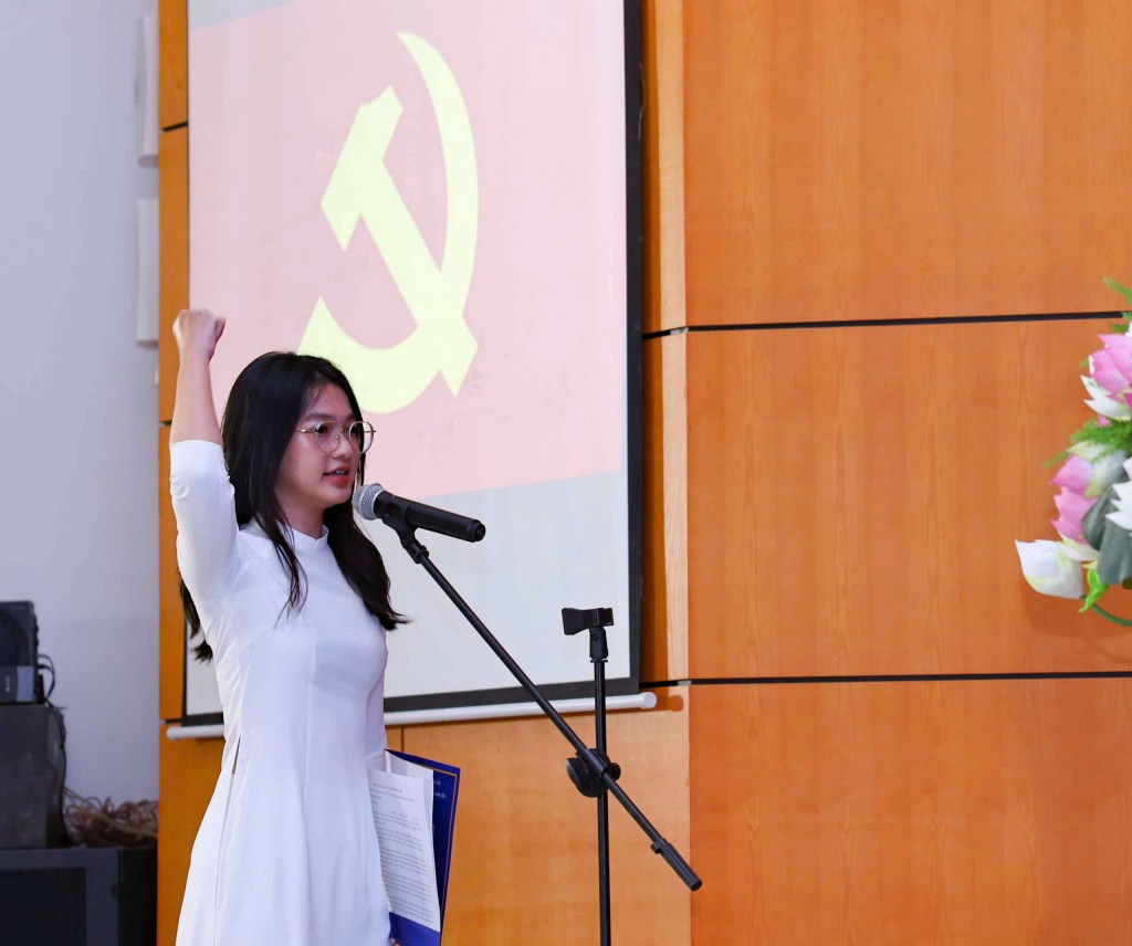 Phút xúc động của học sinh được kết nạp Đảng trong ngày sinh nhật Bác