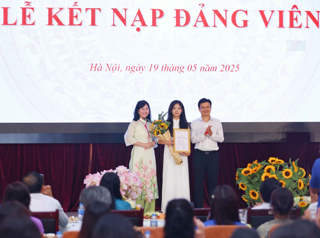 Phút xúc động của học sinh được kết nạp Đảng trong ngày sinh nhật Bác
