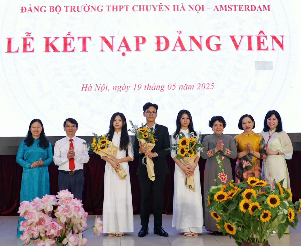 Phút xúc động của học sinh được kết nạp Đảng trong ngày sinh nhật Bác