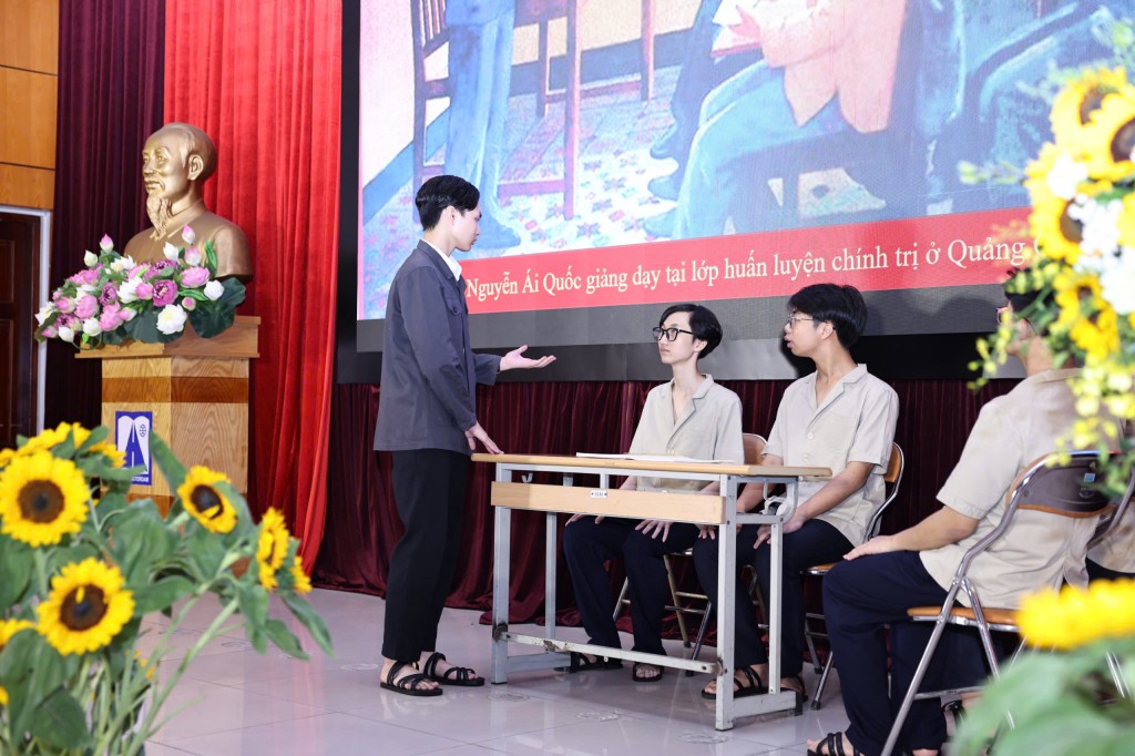 Phút xúc động của học sinh được kết nạp Đảng trong ngày sinh nhật Bác
