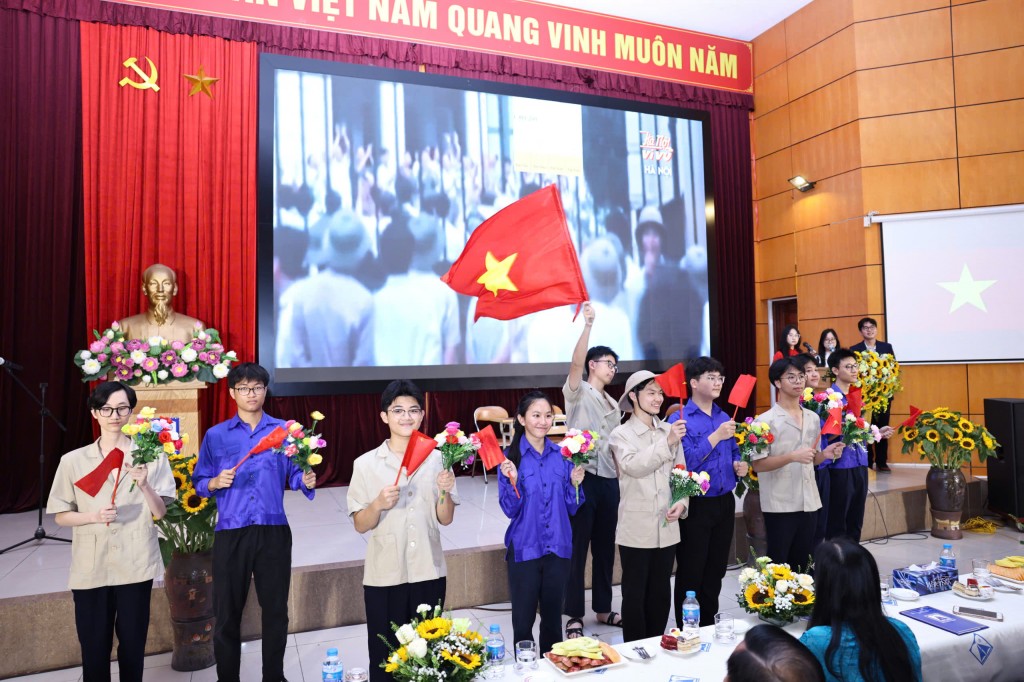 Phút xúc động của học sinh được kết nạp Đảng trong ngày sinh nhật Bác
